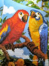 Coussin au point de croix - 40X40 rembourré -  Rouges-Gorges, Multi-Couleurs 3 oiseaux sur une branche, feuillage