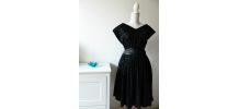Robe col Bardot épaules dénudées motifs baroques en velours vintage 80's