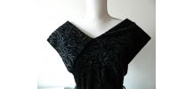 Robe col Bardot épaules dénudées motifs baroques en velours vintage 80's