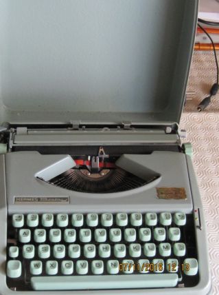 ancienne machine a ecrire hermes baby