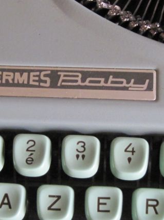 ancienne machine a ecrire hermes baby