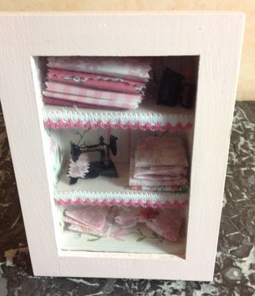 Tableau vitrine:la couturière