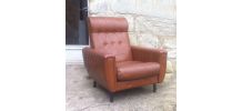 Paire de fauteuils de salon en  skaï marron - années 1960
