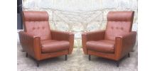 Paire de fauteuils de salon en  skaï marron - années 1960