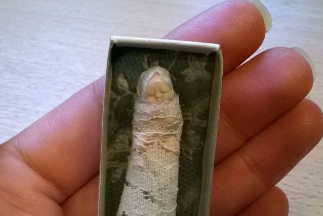 Bébé miniature dans sa petite boite pour poupée ancienne