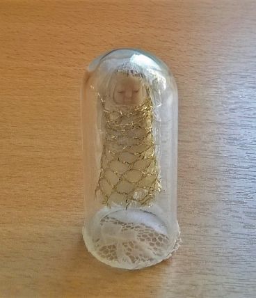 Bébé miniature dans son petit globe pour poupée ancienne