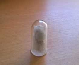 Bébé miniature dans son petit globe pour poupée ancienne