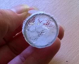 Bébé miniature dans son petit globe pour poupée ancienne