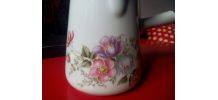 Jolie chocolatière ancienne en porcelaine 