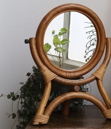Ravissant miroir rond en rotin sur pieds tripodes des années 60