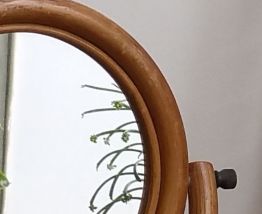 Ravissant miroir rond en rotin sur pieds tripodes des années 60
