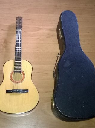 Superbe petite guitare miniature ancienne avec étui pour poupée ou collection
