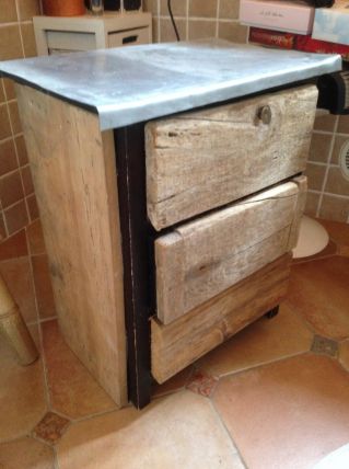Meuble bas customisé avec bois de récup' et zinc