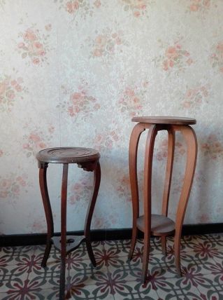 LOT DE DEUX SELLETTES EN BOIS 