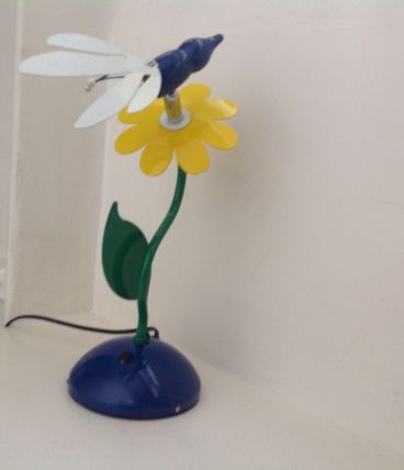 Lampe veilleuse en forme de fleur.