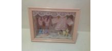 Tableau vitrine :layette et chats