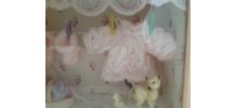 Tableau vitrine :layette et chats