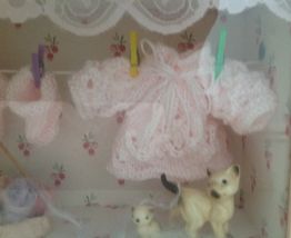 Tableau vitrine :layette et chats