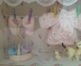 Tableau vitrine :layette et chats