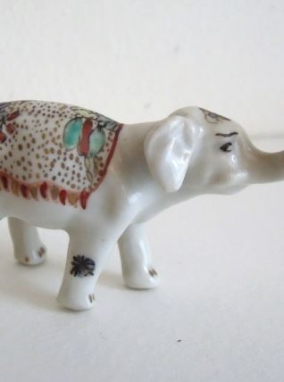 Statuette XIXème représentant un éléphant en porcelaine de Chantilly 