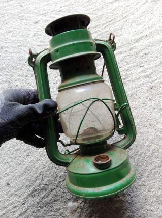 Lampe tempête à pétrole