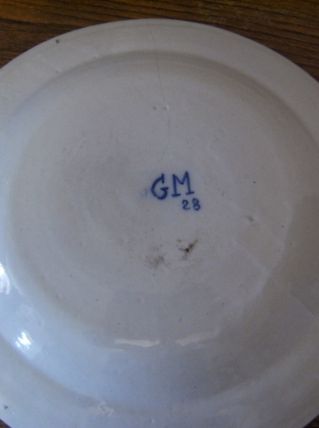 beau plat signé GM