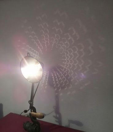 LAMPE REALISEE AVEC UN ANCIEN HACHOIR DE 1930