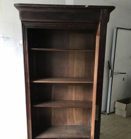 Armoire vitrine à doucine