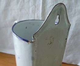 Fontaine à eau ancienne en tôle émaillée