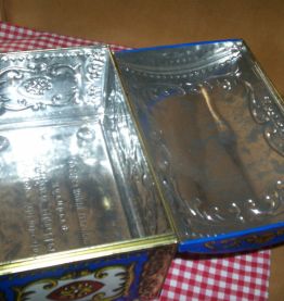 boite metal pub relief et ancienne 