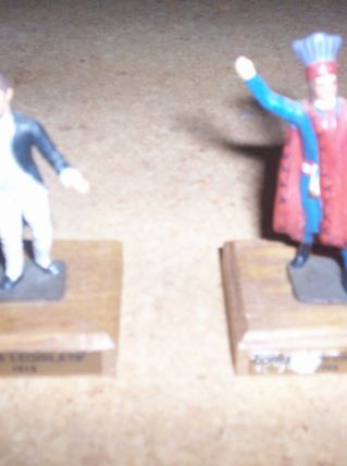 2 anciens personnages en plombs