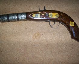 PISTOLET DE PIRATE FACTICE DECORATIF BOIS METAL ET ETAIN 