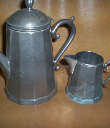  ANCIENNE PETITE CAFETIERE + POT A LAIT ALUMINIUM 