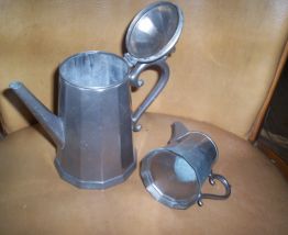  ANCIENNE PETITE CAFETIERE + POT A LAIT ALUMINIUM 