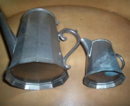  ANCIENNE PETITE CAFETIERE + POT A LAIT ALUMINIUM 
