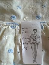 Robe vintage blanche avec broderies anglaises blanches et bleues de la taille 38 à 46