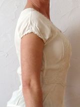 Chemisier style vintage avec jeu de dentelle et broderie écru T34-36