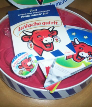 GROSSE BOITE  + LIVRE + 29 RECETTES + MAGNET VACHE QUI RIT 