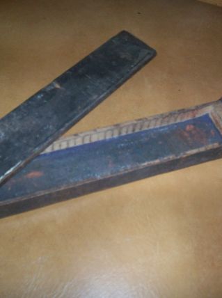 ETUI A AIGUISER EN BOIS AVEC TIROIR POUR RASOIR ANCIEN STYLE COUPE CHOUX ETC ..