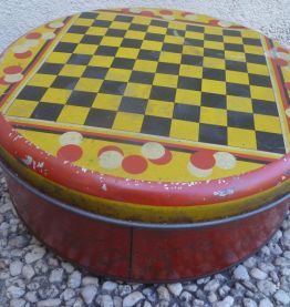 boite en fer ronde ancienne - jeu de  dame +marelle