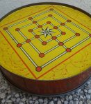 boite en fer ronde ancienne - jeu de  dame +marelle