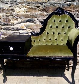 Ancien fauteuil téléphone en velours 