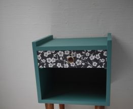 Chevet vintage petits espaces et fleurs