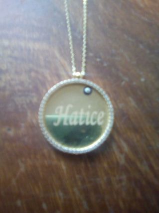 Chaînes en or avec pendentifs diamant