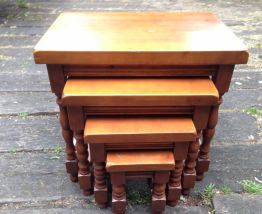Lot de 4 tables-gigognes bois massif