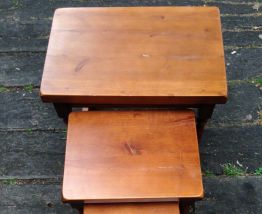 Lot de 4 tables-gigognes bois massif