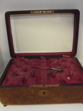 Ancien nécessaire à couture, façon lézard