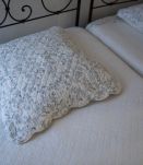 2 dessus de lit en boutis et housses d’oreiller assorties