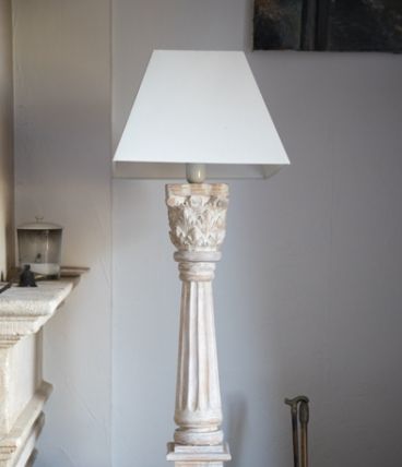 Lampe piètement bois sculpté patiné blanc