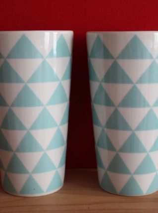 Tasses et théière motifs graphiques